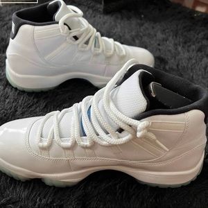 Men’s Retro Jordan 11’s ‘Legends’ size 8.5